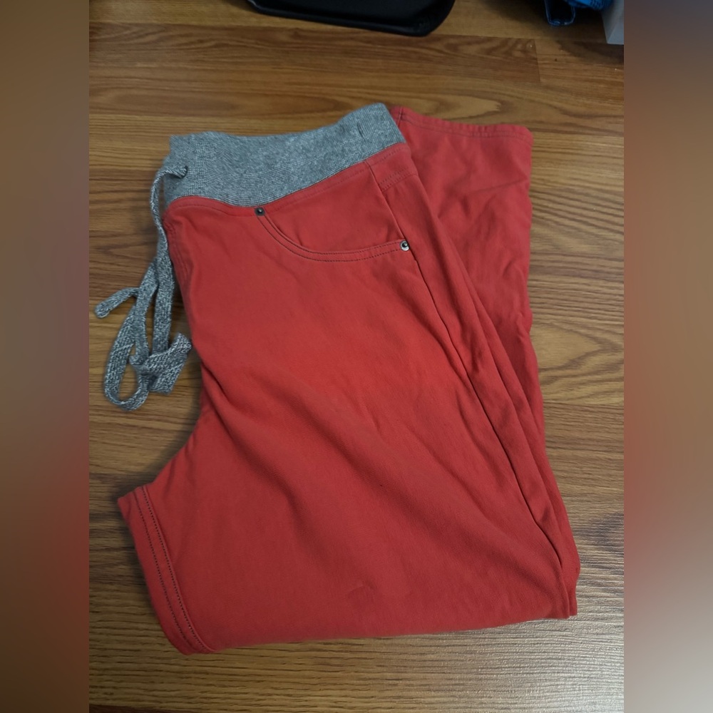 HUE Red Jeggings with Gray Accents